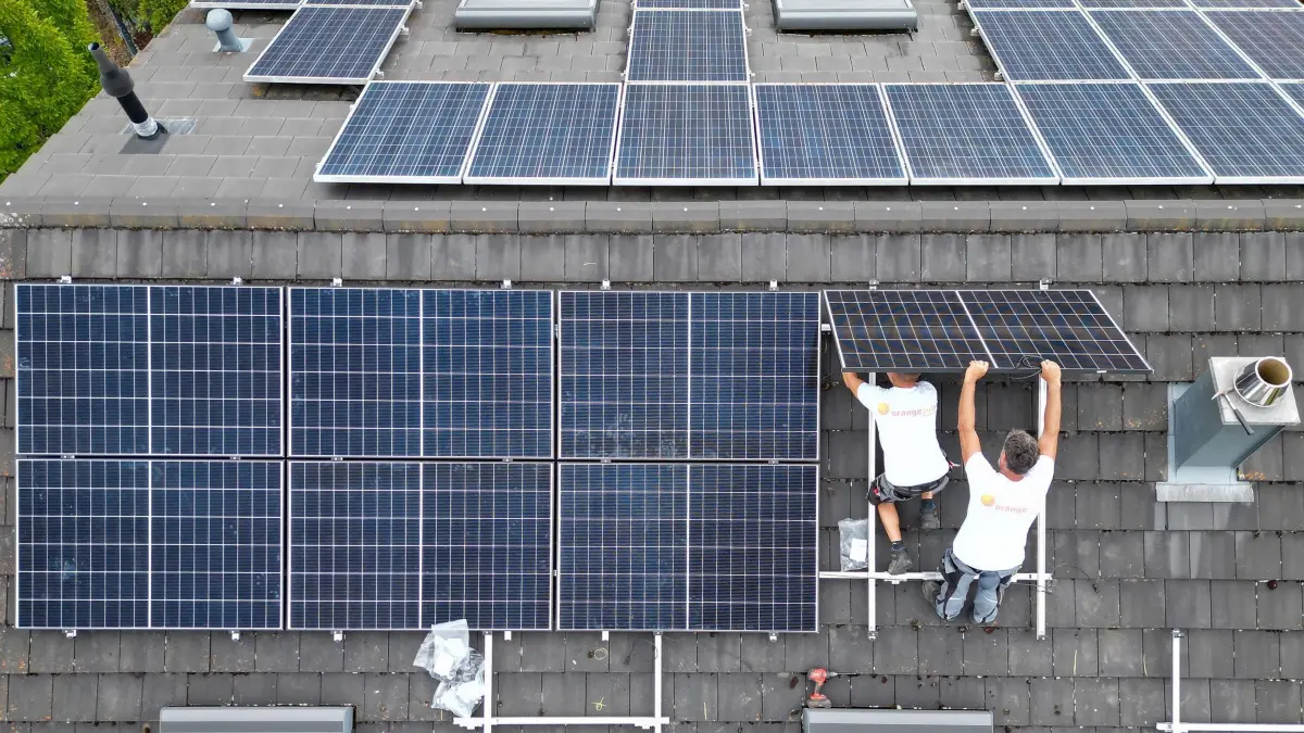 Installation einer PV-Anlage auf einem Dach: ARCHIV - Schnell sein lohnt sich? Wer ohnehin vorhatte, eine PV-Anlage auf seinem Eigenheim zu installieren, kann sich bis zum Jahreswechsel noch günstigere Konditionen sichern. (zu dpa: «Neue Regeln für PV-Anlagen geplant: Jetzt noch zuschlagen?») Foto: Bernd Weißbrod/dpa/dpa-tmn - Honorarfrei nur für Bezieher des dpa-Themendienstes +++ dpa-Themendienst +++