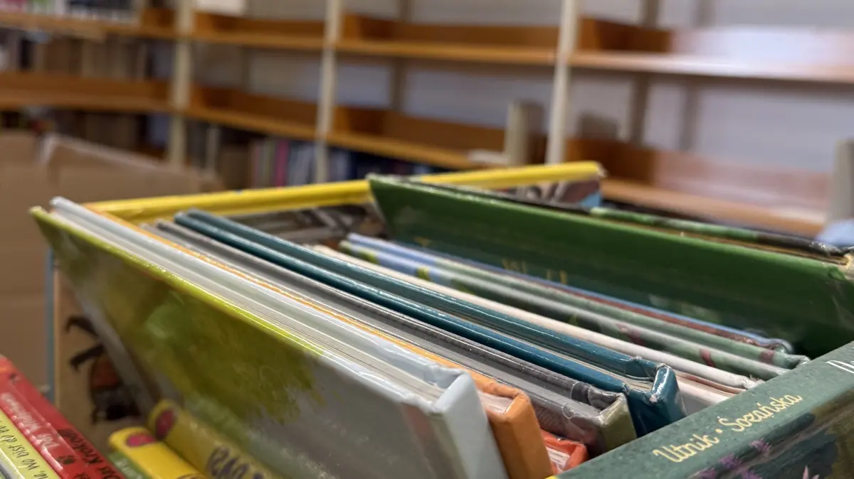 Die Bücher werden wieder eingeräumt.