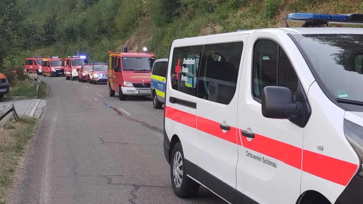 Zahlreiche Einsatzkräfte von Feuerwehr, DRK, THW und Polizei waren vor Ort.