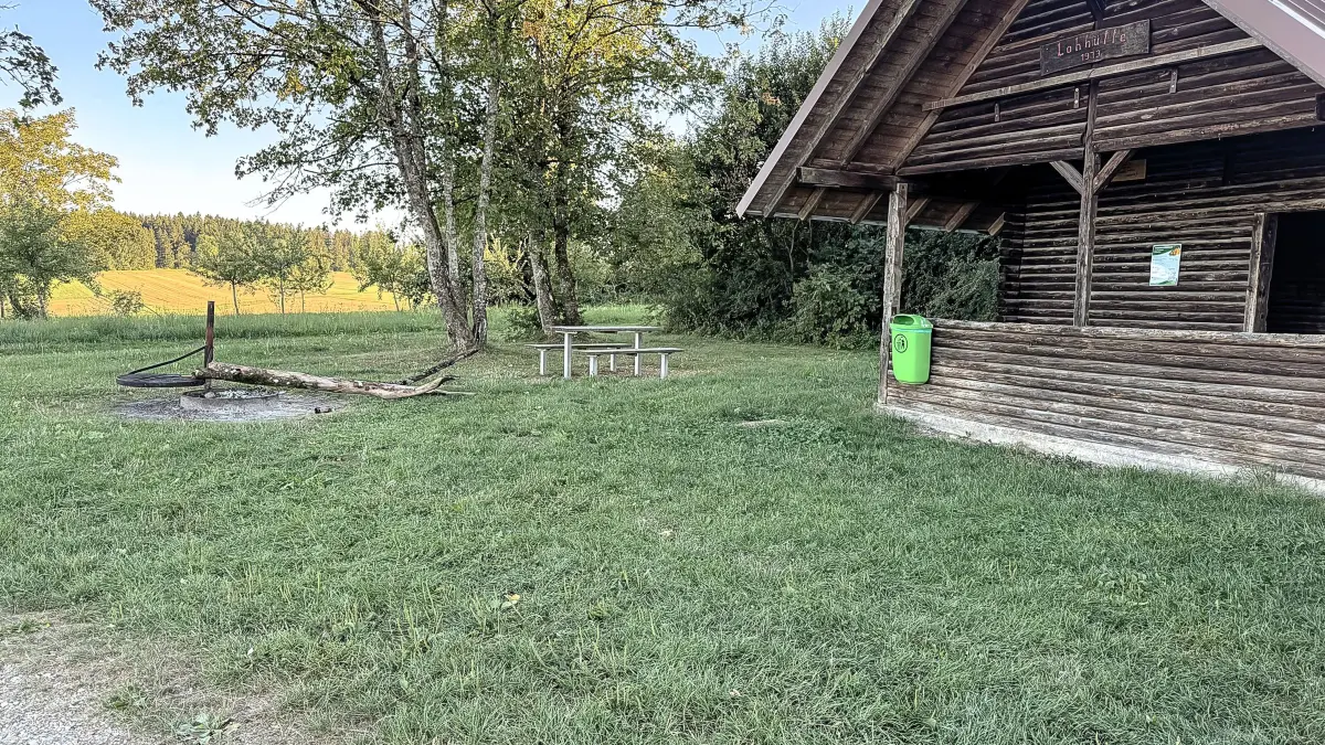 Trotz Waldbrandhinweis (deutlich an der Hütte zu sehen) wurde das Grillverbot an der Lohhütte missachtet.