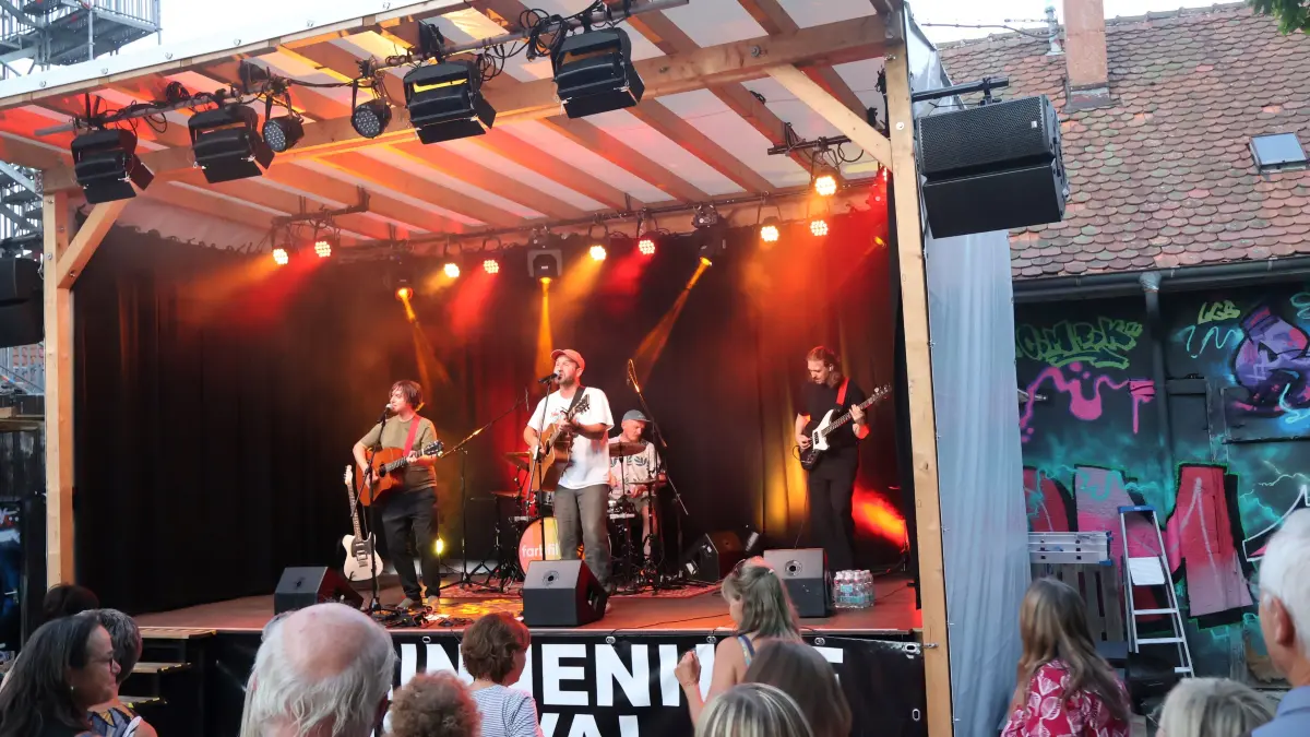 Stray Colours hatten mit ihrer mitreißenden Musik mit Balkaneinflüssen sofort alle Tänzer auf ihrer Seite.