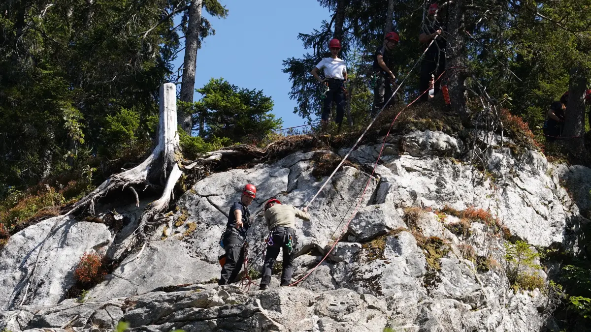 Cem Özdemir seilt sich von einem Felsen ab. Der aufregende Teil seiner Sommertour.
