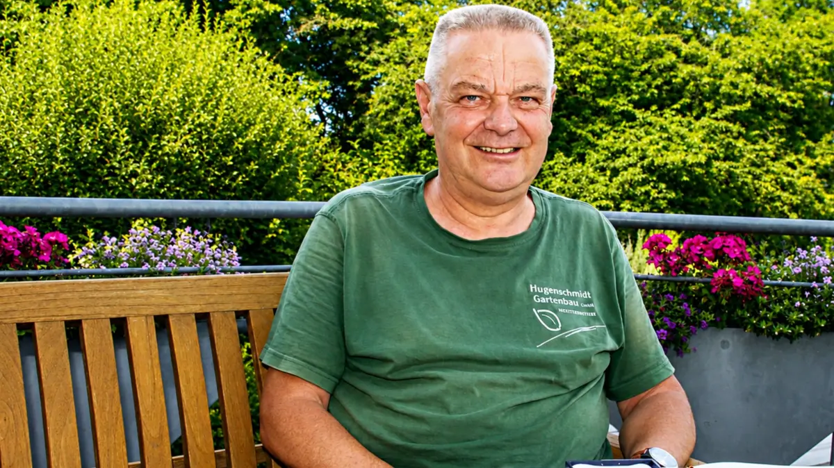 Gerhard Hugenschmidt aus Bamlach auf seiner Terrasse