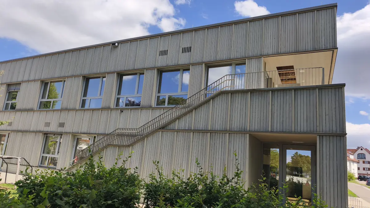 Weil das Flachdach des Kita-Gebäudes an der Poststraße undicht ist, der mutmaßliche Verursacher die Schäden aber bislang nicht beseitigt hat, lässt Althengstett die Mängel jetzt auf juritischem Weg erheben.