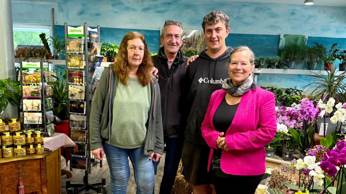 Jörg Stücklin und seine Familie betreiben ihren Blumenladen „Blumen Oase“ mit viel Herzblut. Oberbürgermeisterin Diana Stöcker (r.) schaute sich in der Leopoldstraße um.