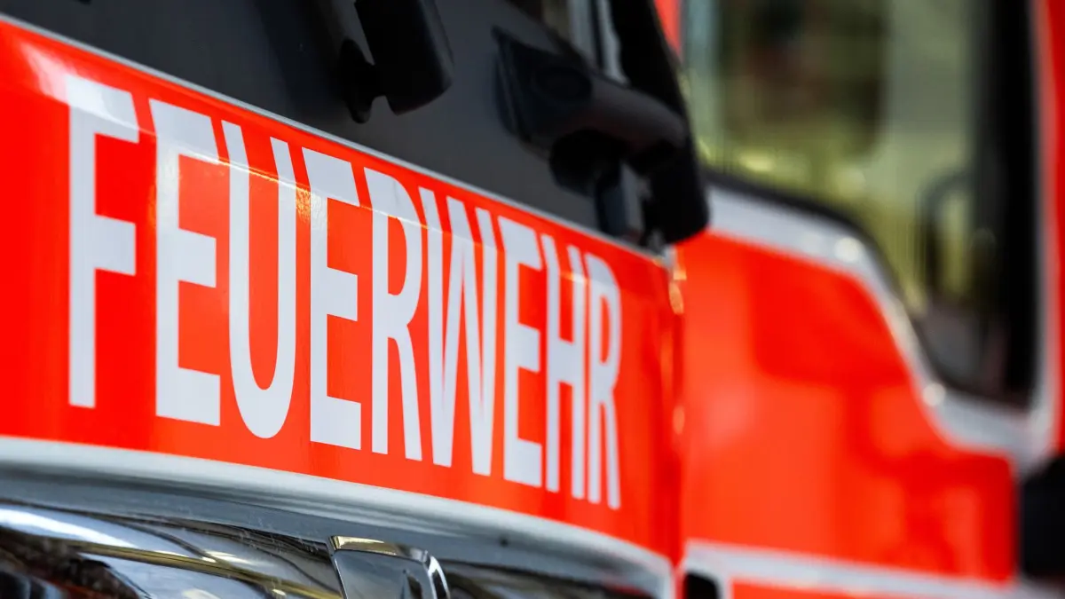 Brand: ARCHIV - 30.12.2024, Berlin: Ein Einsatzfahrzeug mit der Aufschrift «Feuerwehr». (Symbolbild) (zu dpa: «Brand in Wohnhaus im Märkischen Viertel») Foto: Soeren Stache/dpa +++ dpa-Bildfunk +++
