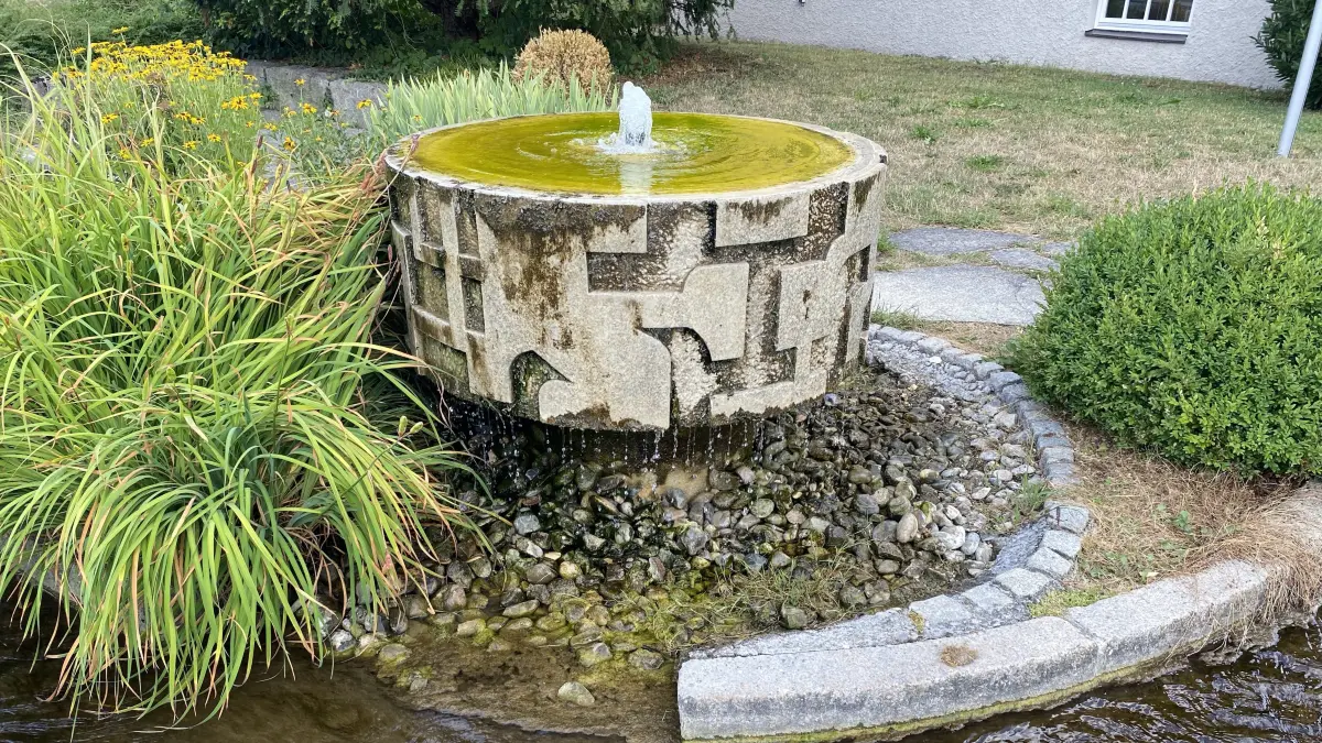 Der Brunnen in Rißtissen bekommt sein Wasser vom Rißkanal.