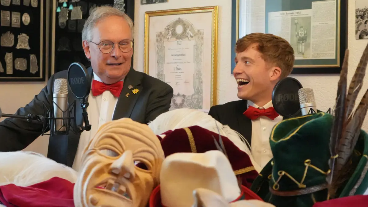 Humorvoll und informativ: Der Podcast „So sin mir – der Zeller Fasnachts-Podcast“ zum bevorstehenden 400-jährigen Jubiläum wird zur Zeit bereits aufgezeichnet. Im Bild (von links) Uli Merkle und Marius Lais
