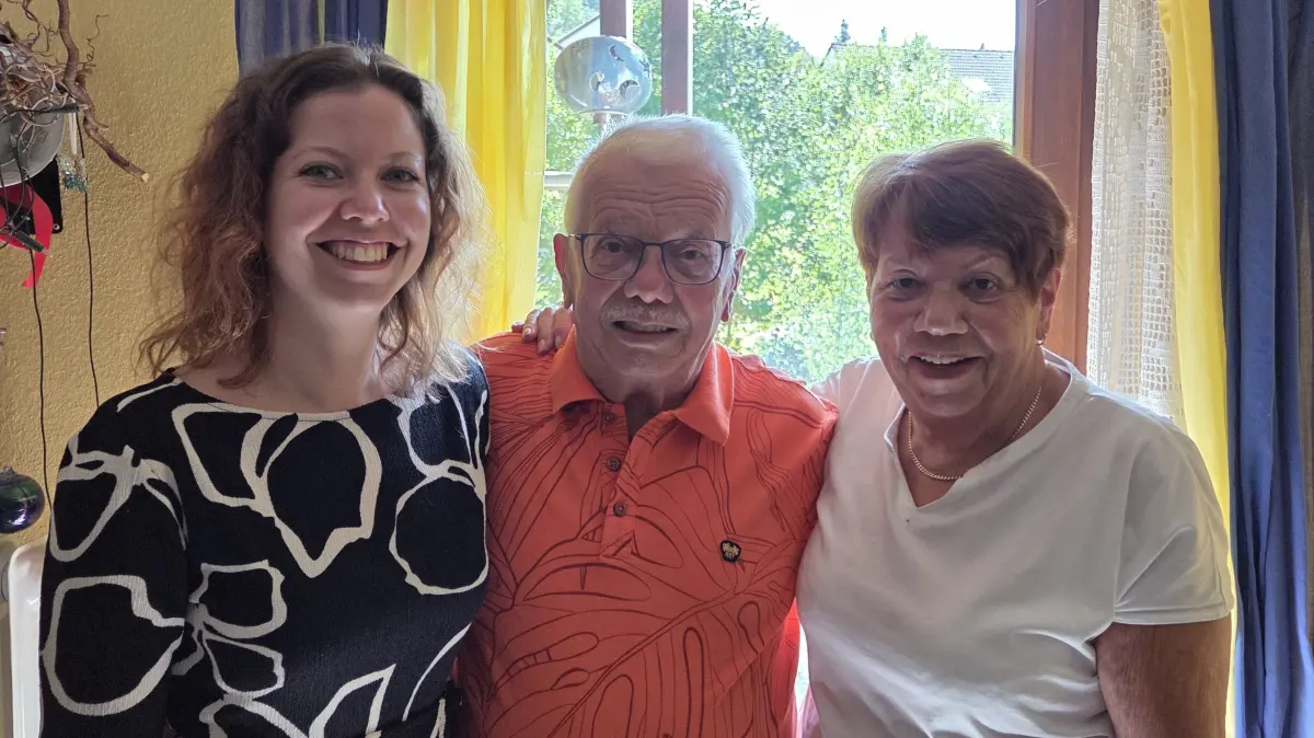 Bürgermeisterin Vanessa Schmidt (von links) gratuliert Jubilar Engelbert Gutmann mit Frau Viola