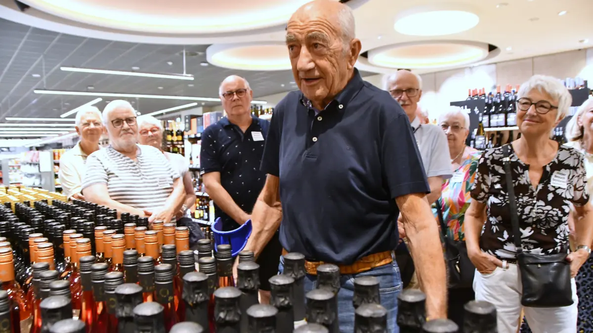 Senior-Chef Jörg Hieber führte eine Gruppe von Teilnehmern im Rahmen des Seniorensommers der Stadt Lörrach durch den Markt am Meeraner Platz und gewährte einen Blick hinter die Kulissen.