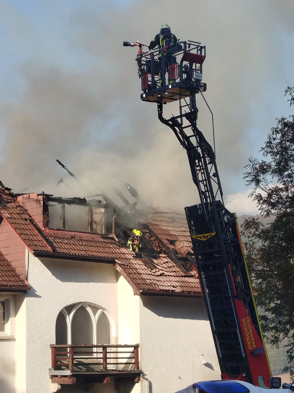 Der Innenangriff beginnt: Die Feuerwehrleute löschen nun von innen.