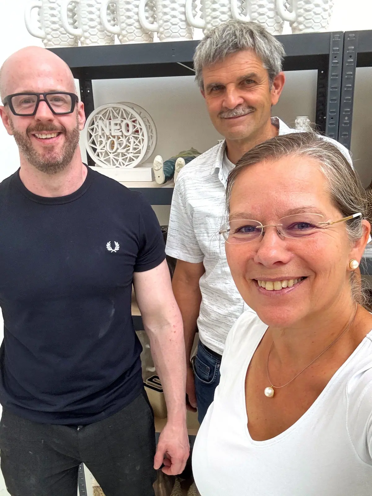 Um die innovative Weiterentwicklung eines uralten Handwerks ging es für Oberbürgermeisterin Diana Stöcker (r.) und WWT-Geschäftsführer Peter Krause (M.) beim Besuch der Firma Lehmhuus 3D Ceramics im Friedlinger Kesselhaus. Gründer Fabian Schmid stand Rede und Antwort.