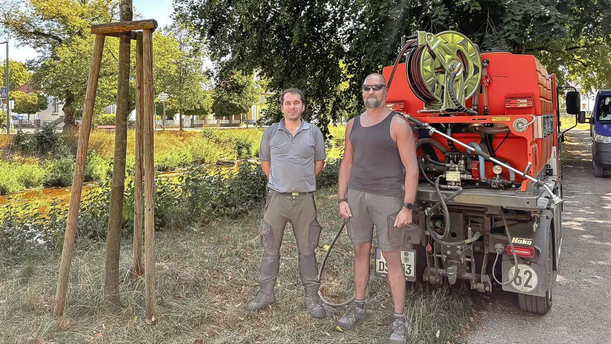 Clemens Kalinowski, Leiter der Stadtgärtnerei, und Landschaftsgärtner Björn Schleicher bei der Bewässerung der Grünanlagen.