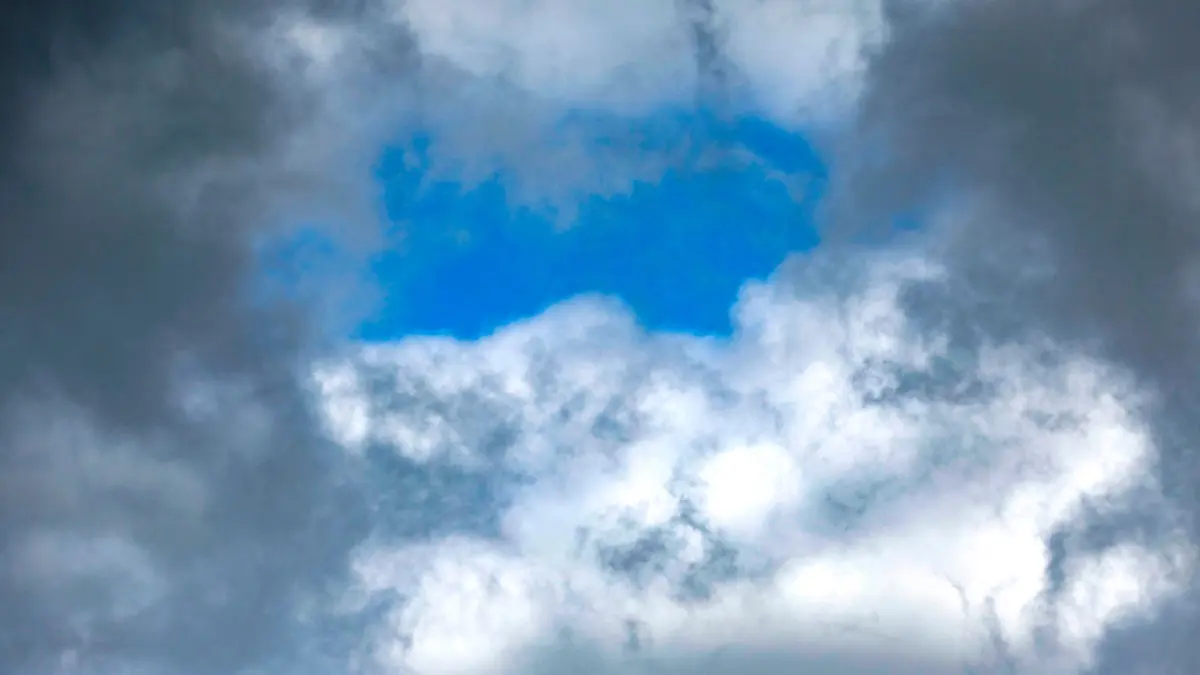 Wetter in Nordrhein-Westfalen: ARCHIV - 14.06.2026, Nordrhein-Westfalen, Kall: Dunkle Wolken ziehen am morgendlichen Himmel über die Eifel. (zu dpa: «Feuerwehrleute in Hürtgenwald können nicht auf Regen setzen») Foto: Thomas Banneyer/dpa +++ dpa-Bildfunk +++