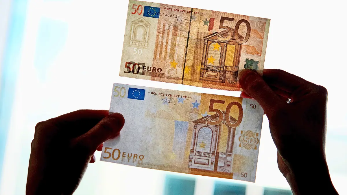 ARCHIV - Falsche Größe, fehlende Sicherheitsmerkmale, schlechte Farbgebung: Ein gefälschter Euro-Schein (unten) ist nicht immer so leicht vom Original zu unterscheiden. (zu dpa: «Fühlen, sehen, kippen: So erkennen Sie Falschgeld schnell») Foto: Franziska Gabbert/dpa-Zentralbild/dpa - Honorarfrei nur für Bezieher des dpa-Themendienstes +++ dpa-Themendienst +++