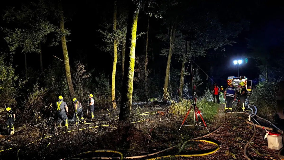 Die Löscharbeiten zogen sich bis in die Dunkelheit. Gegen 23.30 Uhr konnten die letzten Feuerwehrkräfte die Einsatzstelle verlassen.