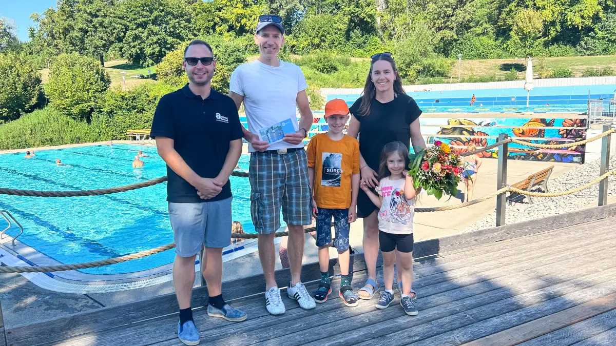 Ein spontaner Besuch im Freibad Rottweil wurde zur großen Überraschung für Familie Heinemann. Sie durften Blumen und eine Familiensaisonkarte für die kommende Freibadsaison entgegennehmen.