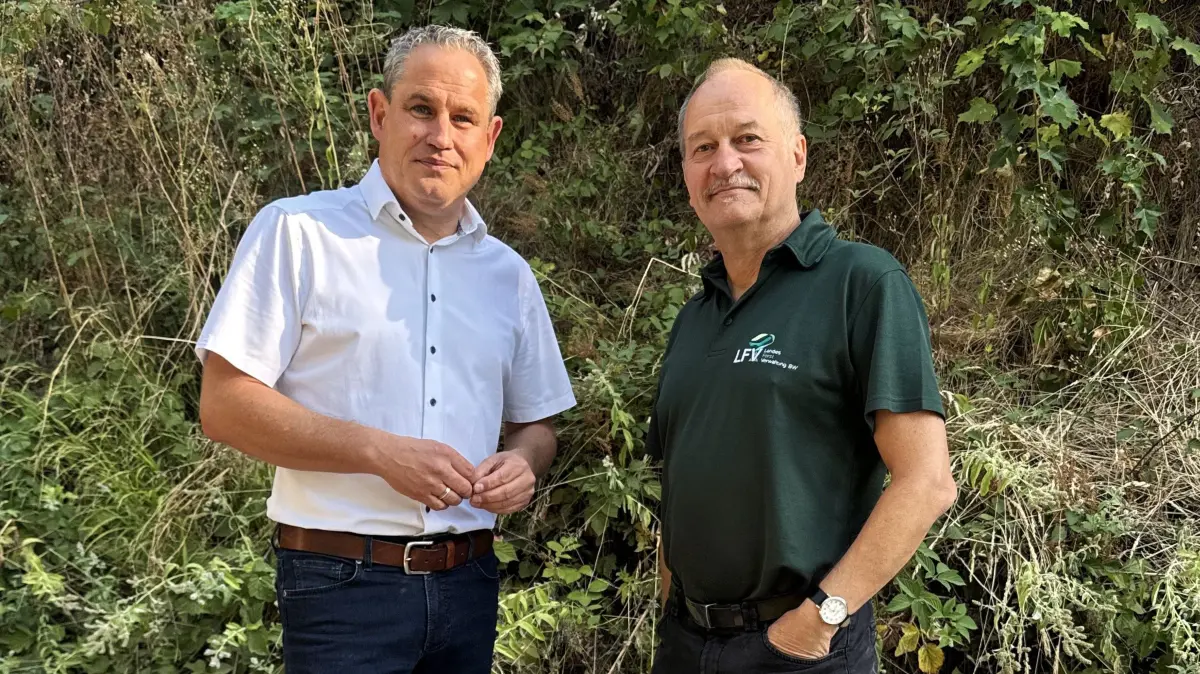 Bürgermeister Dirk Harscher und Bernhard Schirmer im Entegastwald