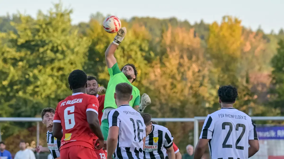 Ilias Nabil (FSV Rheinfelden, #01) greift/faustet nach dem Ball.