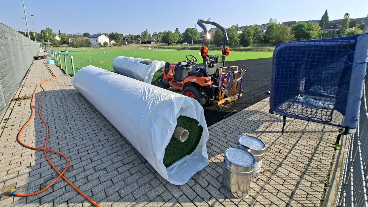 Der neue zertifizierte und nachhaltige Kunstrasen wird verlegt.