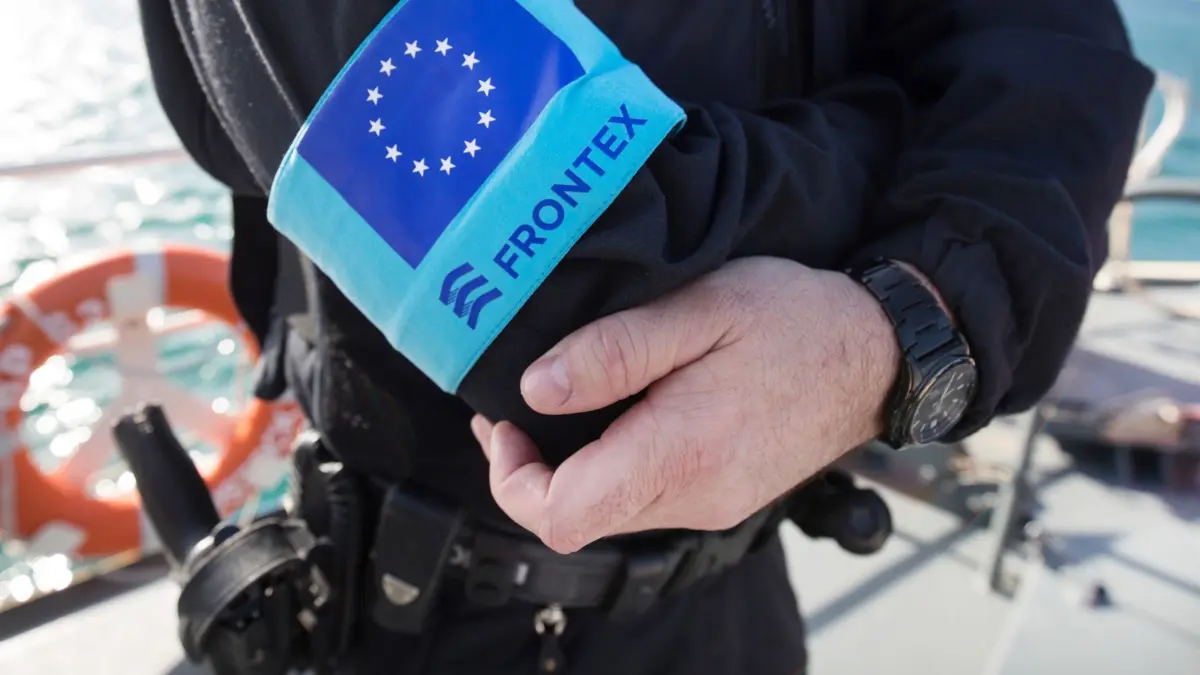 Beamter der EU-Grenzschutzagentur Frontex: ARCHIV - 01.03.2016, Griechenland, Vathi: Ein Polizist der EU-Grenzschutzagentur Frontex steht im Hafen der Insel Samos auf dem Vordeck eines Streifenboots vor einer Erkundungsfahrt. (zu dpa: «Frontex: Zahl der irregulären Grenzübertritte in die EU sinkt deutlich») Foto: Christian Charisius/dpa +++ dpa-Bildfunk +++