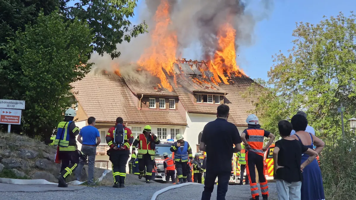Das Dachgeschoss der Sonnenvilla brennt lichterloh.