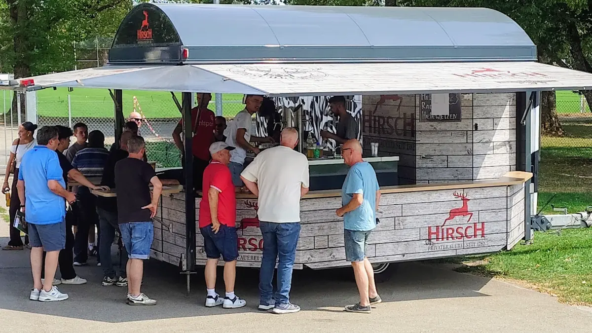 Bei 31 Grad holten sich viele Fans erst einmal ein Kaltgetränk.