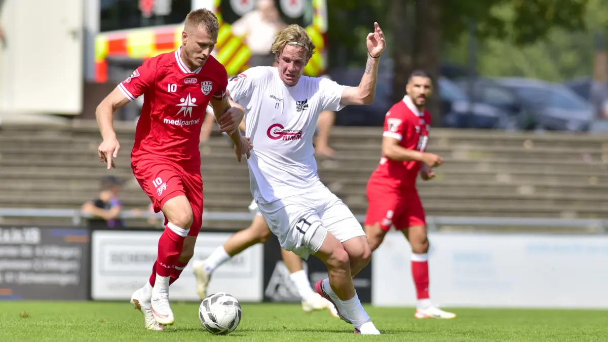 Der Ex-Nullachter Marcel Sökler im Duell mit Louis Leberer (rechts).