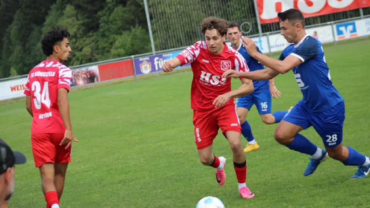Lars Ganzhorn (am Ball) setzt sich in dieser Szene durch.