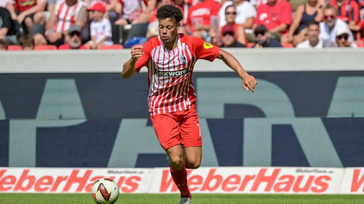 GER, SC Freiburg vs Crystal Palace FC, Fussball, Testspiel, , Saison 2026/2027, 15.08.2026: Derry Scherhant SC Freiburg, 07 mit Ball. GER, SC Freiburg vs Crystal Palace FC, Fussball, Testspiel, , Saison 2026/2027, 15.08.2026 GER, SC Freiburg vs Crystal Palace FC, Fussball, Testspiel, , Saison 2026/2027, 15.08.2026 Freiburg *** Derry Scherhant, SC Freiburg, No. 7 with the ball GER, SC Freiburg vs. Crystal Palace FC, Soccer, Friendly Match, , 20262027 Season, August 15, 2026 GER, SC Freiburg vs. Crystal Palace FC, soccer, friendly match, , 20262027 season, August 15, 2026 Freiburg Copyright: xEibner-Pressefotox EP_THS