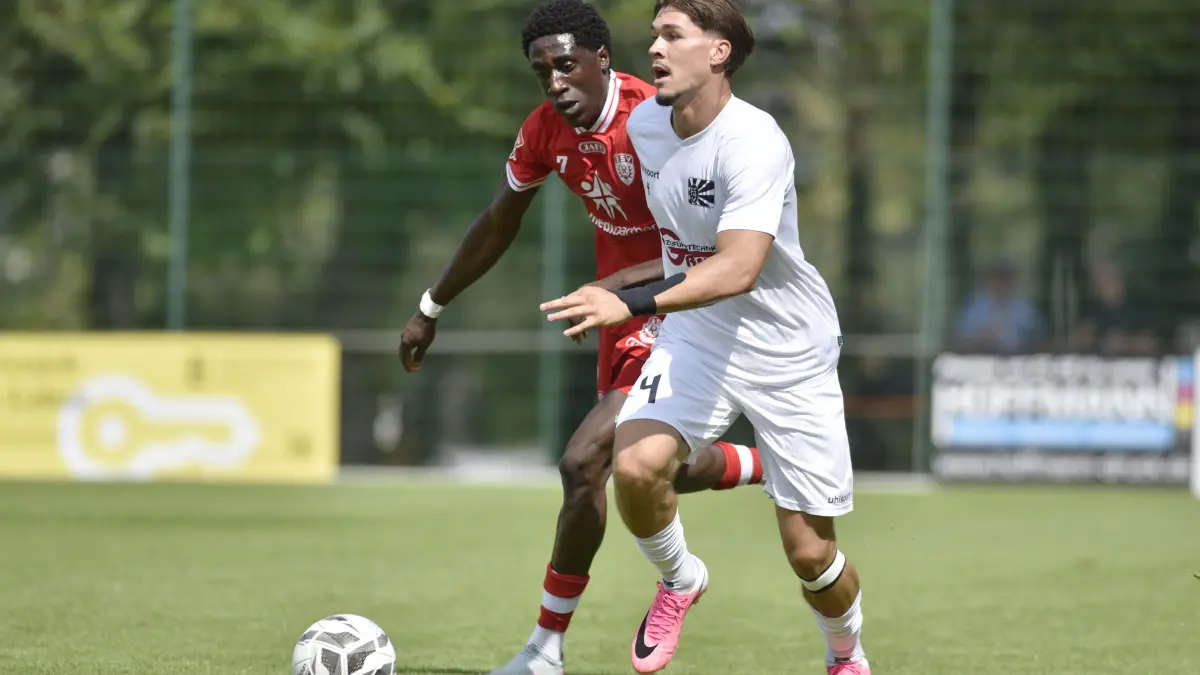 Der starke Terry Asare im Zweikampf mit dem Villinger Enrico Krieger (rechts).