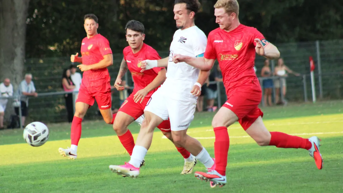 In dieser Szene trifft Dean Savic (weißes Trikot) für Villingen nur die Latte und verpasst das 2:0.