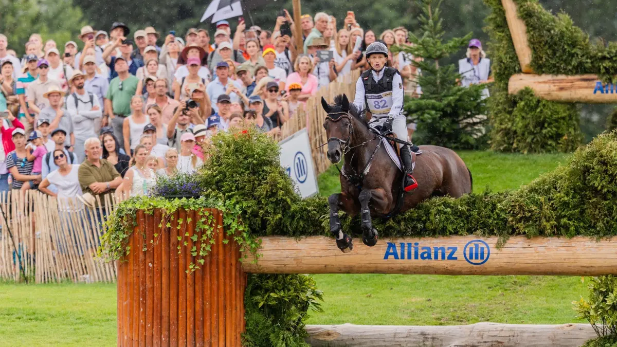 Reit-WM Aachen: 15.08.2026, Nordrhein-Westfalen, Aachen: Pferdesport: Weltmeisterschaft, Vielseitigkeit, Gelände, Cross-Country, Einzel und Mannschaft. Der deutsche Reiter Michael Jung auf seinem Pferd Chipmunk FRH reitet im Gelände. Foto: Rolf Vennenbernd/dpa +++ dpa-Bildfunk +++