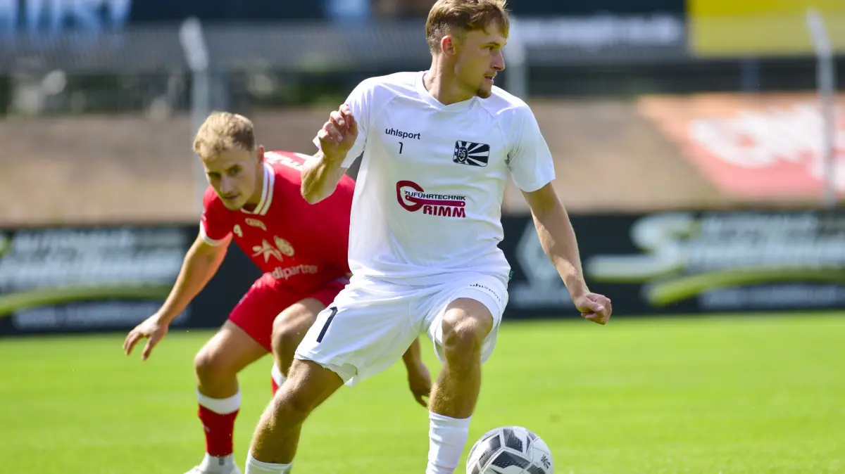 Der Reutlinger Stefan Zimmermann kommt gegen Kevin Müller (rechts) zu spät.