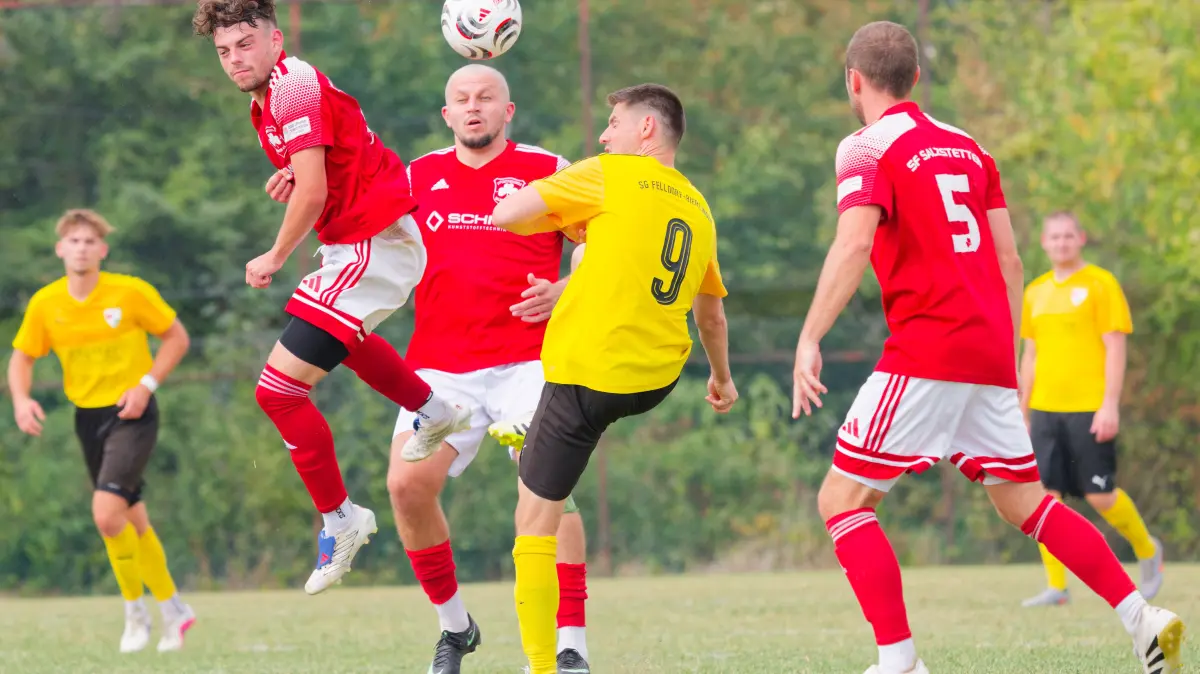 Die Sportfreunde Salzstetten (in Rot) haben sich in der ersten Pokalrunde gegen die SG Felldorf-Bierlingen durchgesetzt.