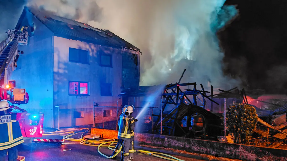 Die Feuerwehr kämpfte in der Nacht auf Sonntag in Altenheim gegen die Flammen an.