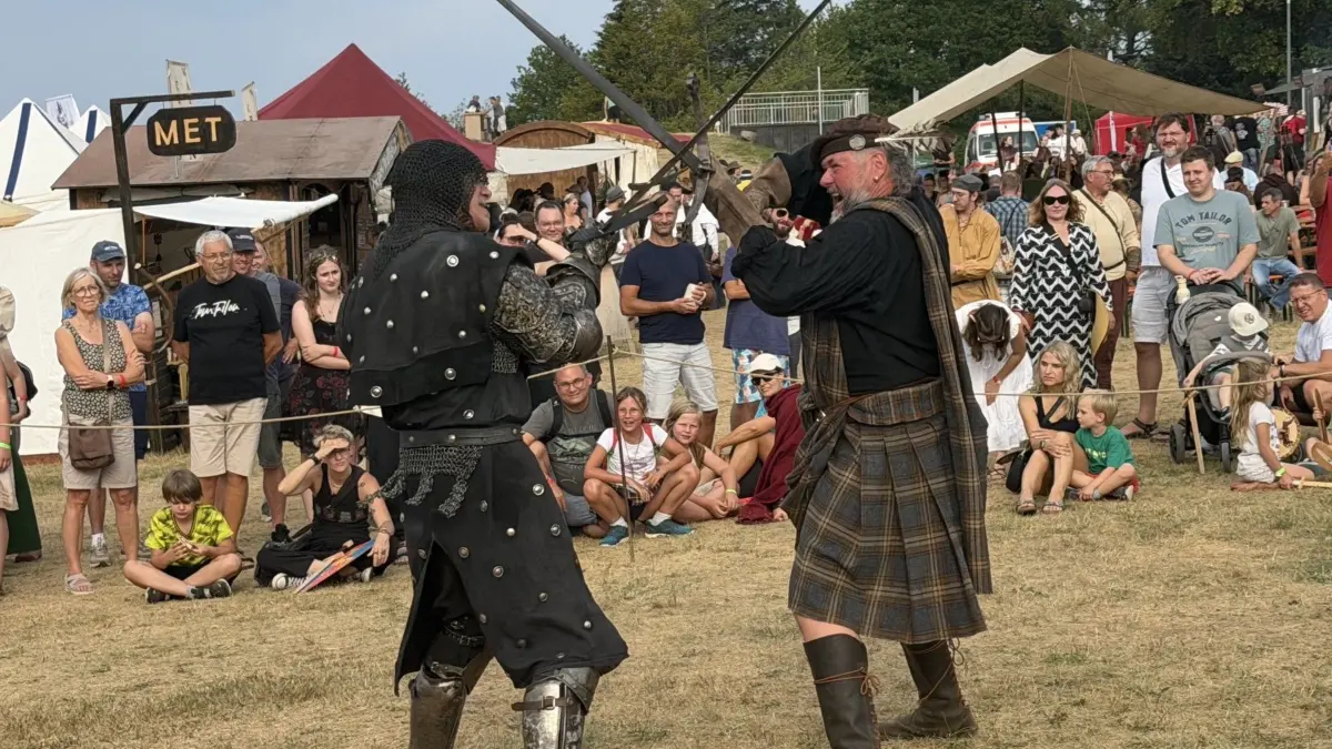Die Gruppe „Brachmanoth“ zeigte beim 13. Dobler Spectaculum Schaukämpfe, interessiert verfolgt von vielen Zuschauern.