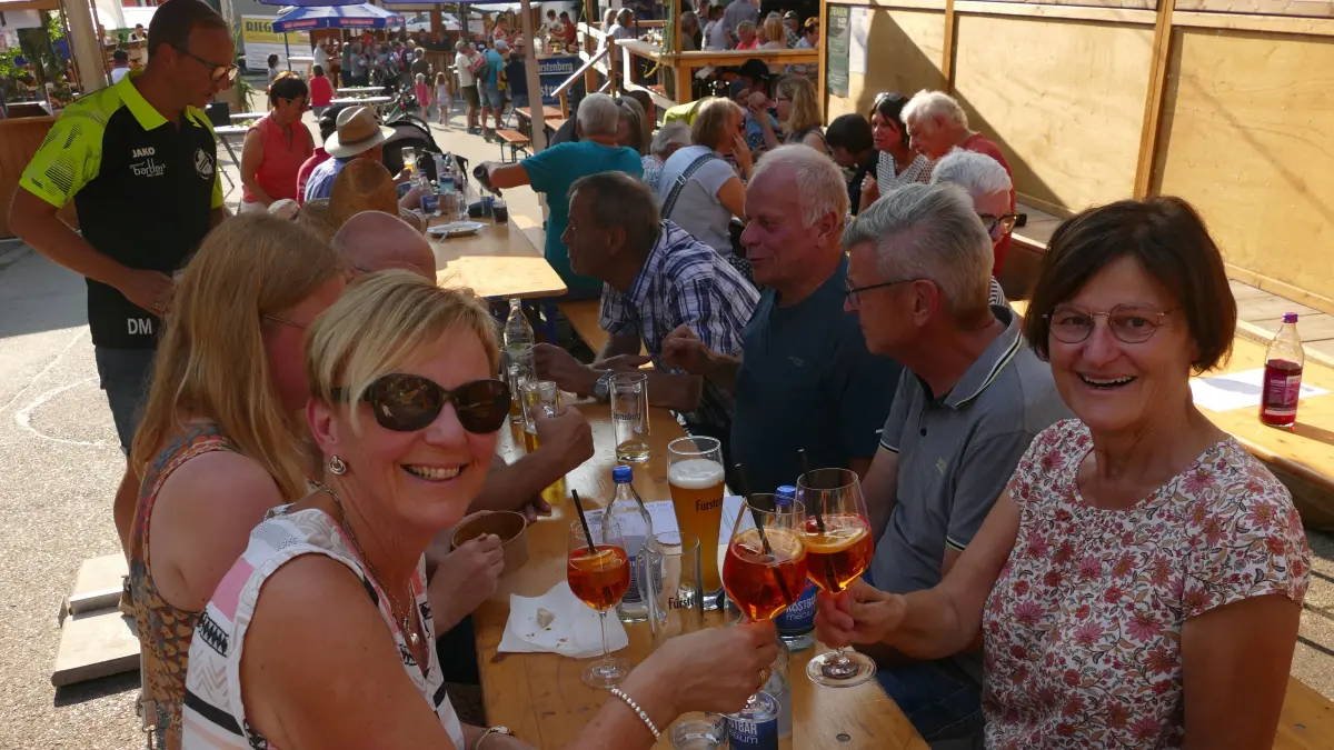 Ein Prosit mit Aperol Spritz auf das Straßenfest in Hausen vor Wald in Hüfingen.