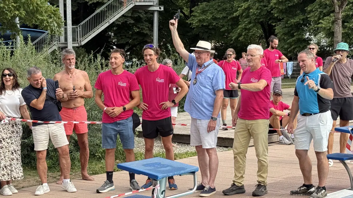 Mit dem Startschuss von OB Großmann begann im Freibad der „Volkstriathlon“.