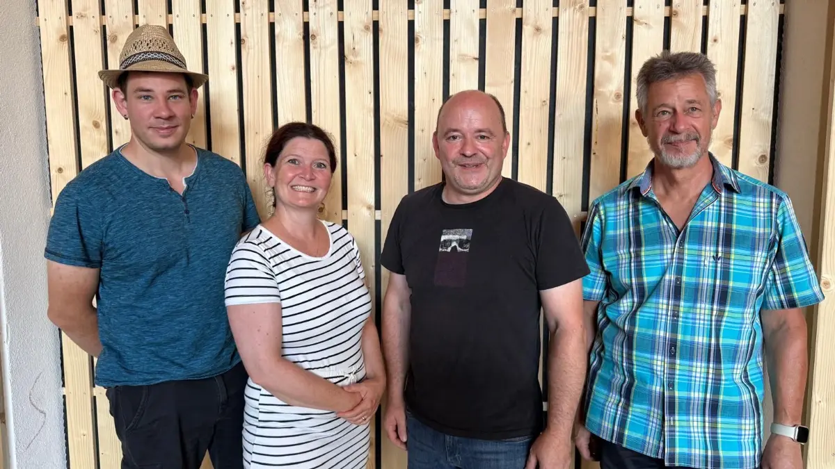 Vor der neuen schallschluckenden Wand präsentieren sich Christian Hein (von links), Anne Adelmann, Jörg Weiß und Bernd Schäck als Vorstand des Vereins Brauchtumspflege Welmlingen.