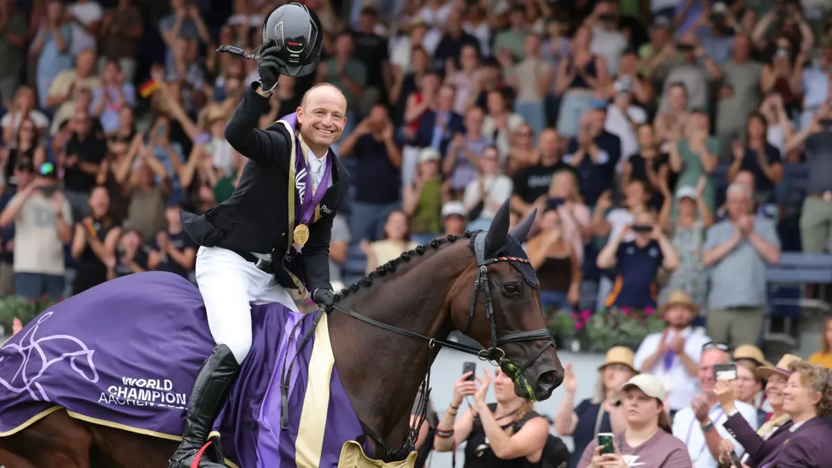 Reit-WM Aachen: 16.08.2026, Nordrhein-Westfalen, Aachen: Pferdesport: Weltmeisterschaft, Vielseitigkeit, Springen, Einzel und Mannschaft. Der deutsche Reiter Michael Jung freut sich über die Goldmedaille. Foto: Rolf Vennenbernd/dpa +++ dpa-Bildfunk +++