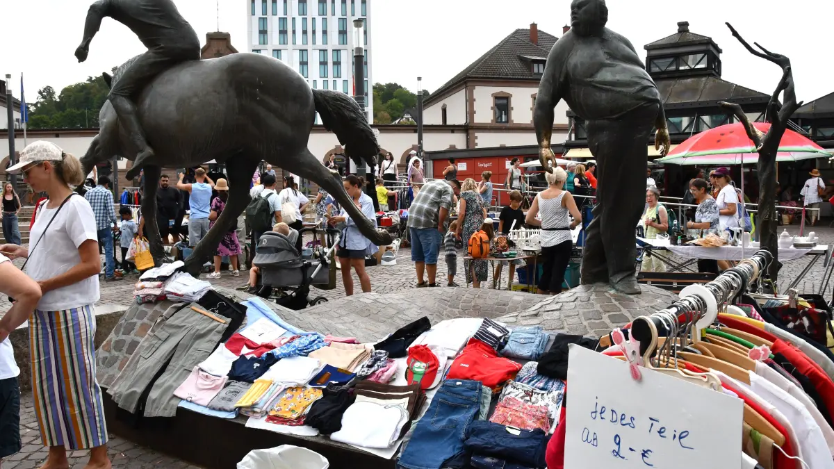 Vertraute Szenerie: Einmal im Monat findet auf den Plätzen von Post und Rathaus der Lörracher Flohmarkt statt. Der Heiner und der Brassenheimer Müller schauen stoisch zu.