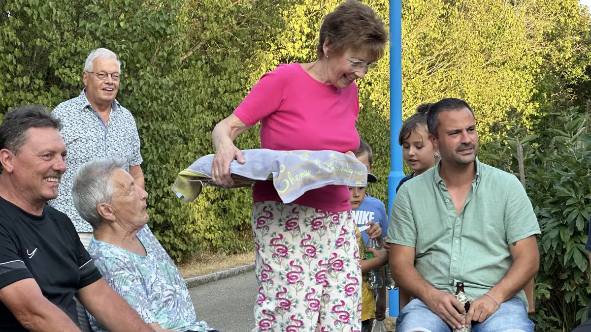Während Bürgermeister Jürgen Seng schon das Feierabendbier schlürft, freut sich der Rest auf den selbst gebackenen Hefezopf, den eine Dautmergerin mitbringt.