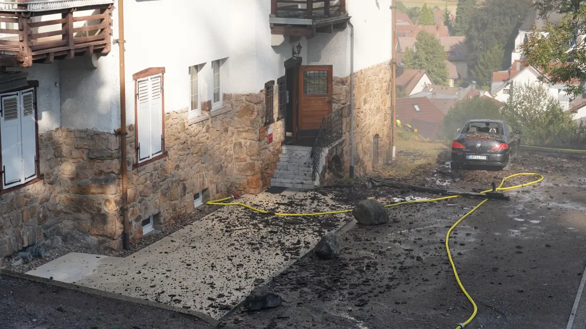 Die historische Sonnenvilla ist nach dem Brand einsturzgefährdet – Betreten verboten.