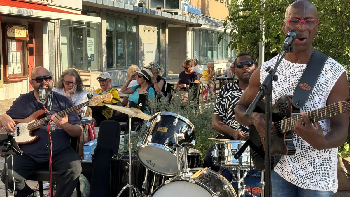 Der Basilianer Magno Estevam war mit seiner Kombo vor dem "Refugio" zu Gast und brachte Musik aus Südamerika und der Karibik. Es war richtungsmäßig das Kontrastprogramm zum Marktplatz. Aber hüben wie drüben kam die Livemusik bestens an.