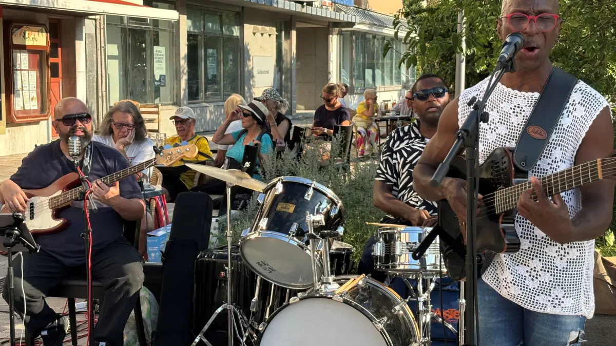 Der Basilianer Magno Estevam war mit seiner Kombo vor dem "Refugio" zu Gast und brachte Musik aus Südamerika und der Karibik. Es war richtungsmäßig das Kontrastprogramm zum Marktplatz. Aber hüben wie drüben kam die Livemusik bestens an.