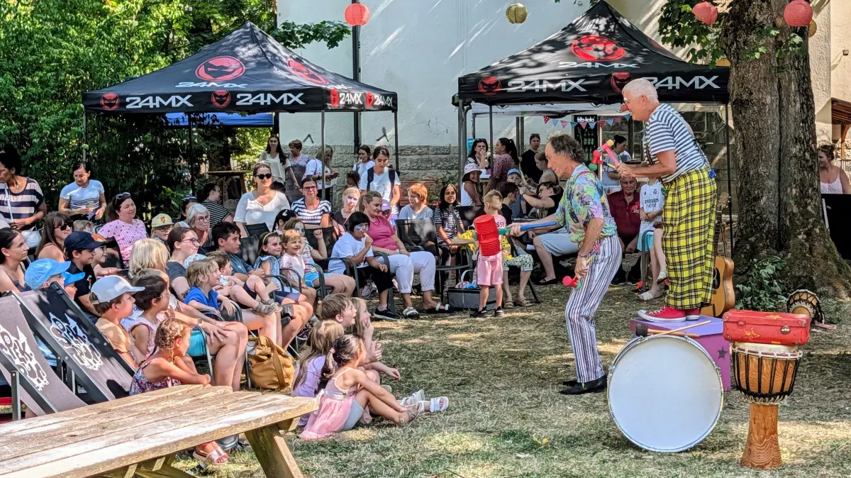 Mit einem tollen Programm verabschiedeten sich die beiden Kakerlaki-Clowns Uwe Spille und Roland Kurz (rechts) bei ihrem Auftritt im Jugendhauspark von ihrem Schwenninger Publikum.