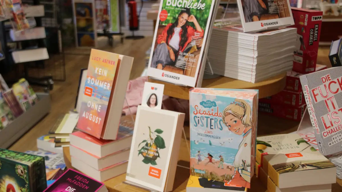 Ein vielfältig bestückter Büchertisch: Auf der Suche nach der passenden Lektüre für die Sommerferien dürften Bücherfans in Donaueschinger Buchhandlungen sicherlich fündig werden.Fotograf: Niklas Dinauer