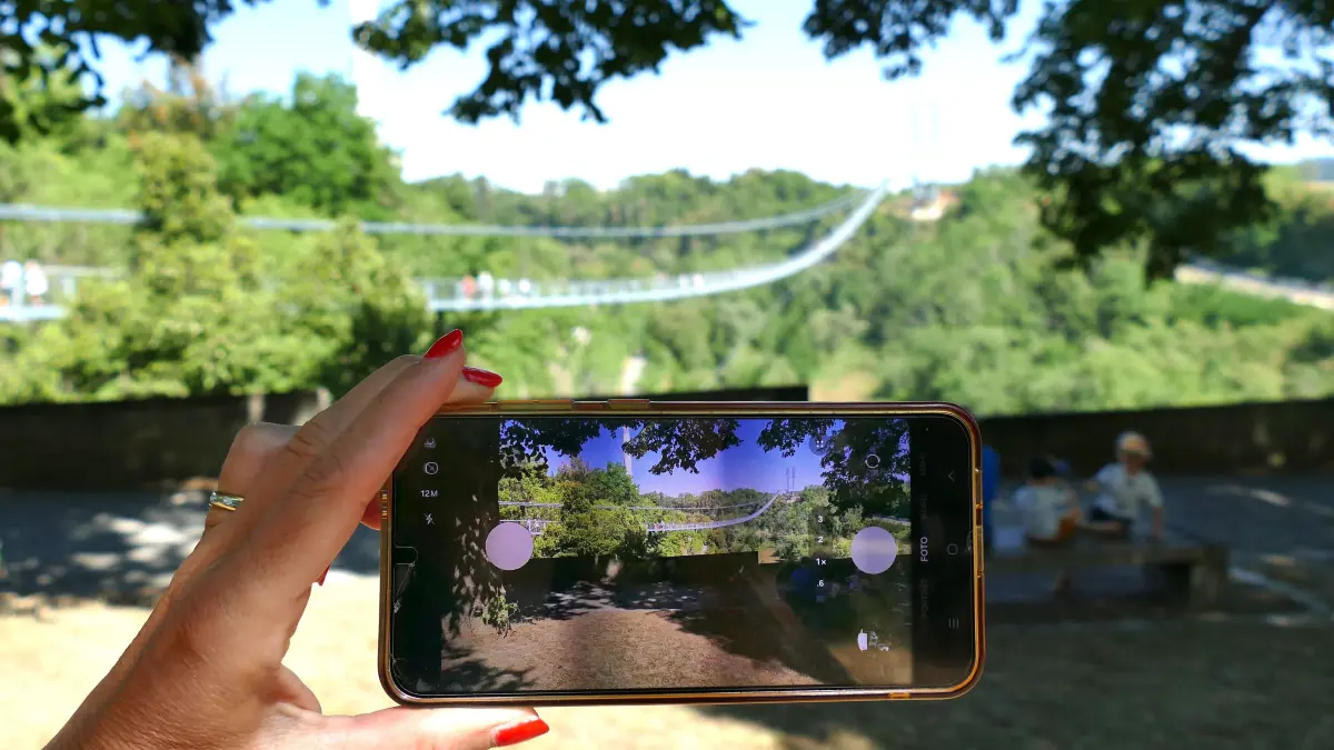 Mit einem Smartphone wird ein Bild von der Hängebrücke Neckarline in Rottweil gemacht.