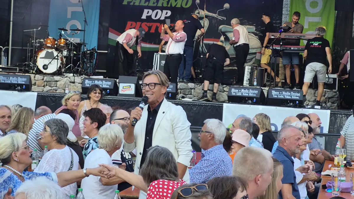 Hansy Vogt geht auf Tuchfühlung mit dem balinger Publikum.
